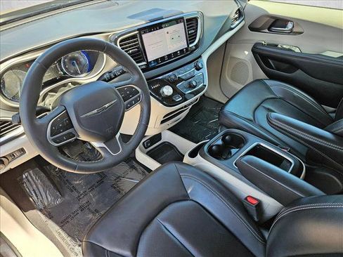 Used 2023 Chrysler Pacifica Touring-L FWD image 12