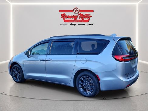 Used 2021 Chrysler Pacifica Touring-L w/ Premium & Safety Sphere Group image 3