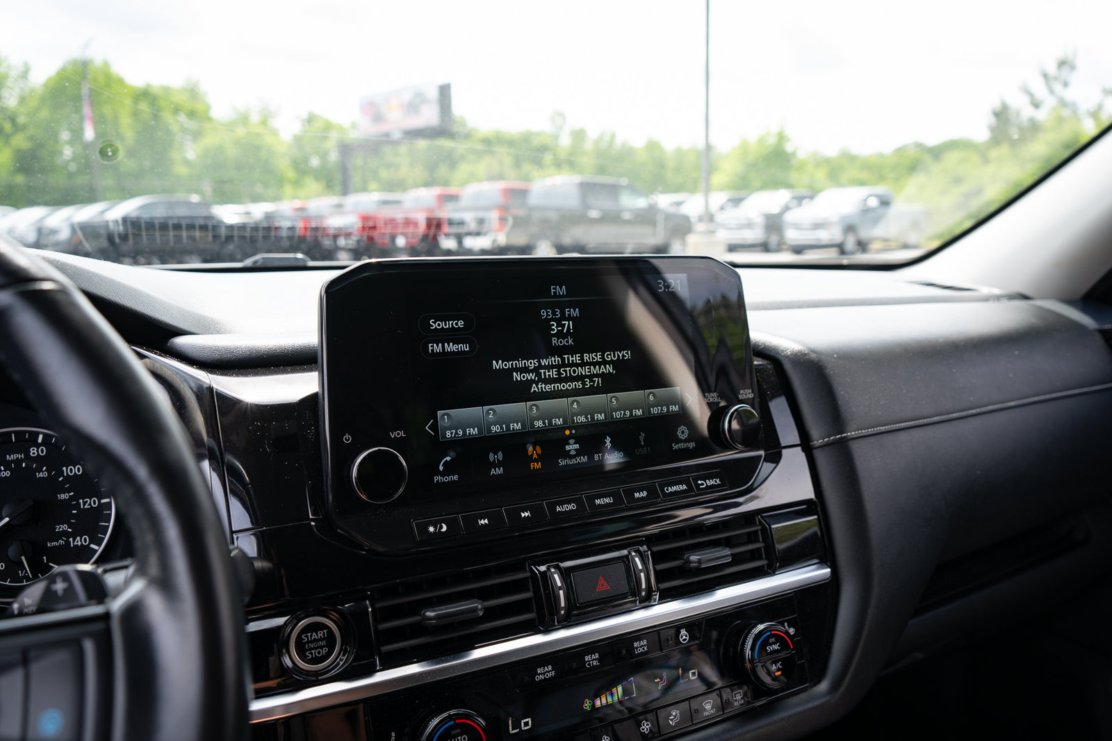 Used 2024 Nissan Pathfinder SL w/ Black Appearance Package FWD image 24