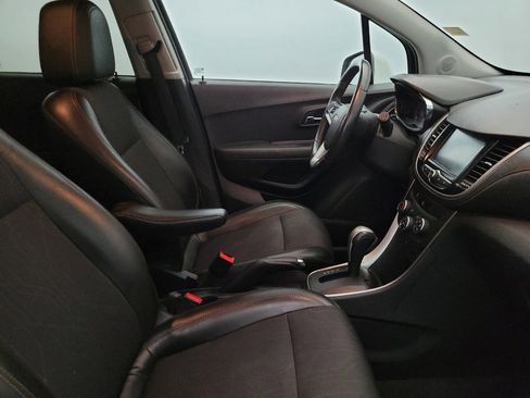 Used 2017 Chevrolet Trax LT w/ LT Convenience Package image 21