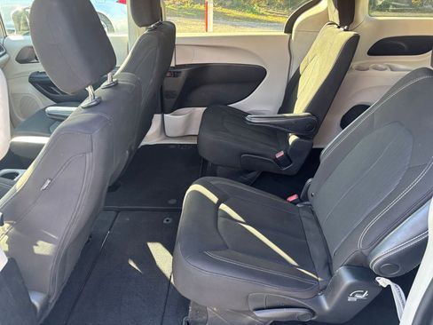 Used 2023 Chrysler Voyager LX image 27