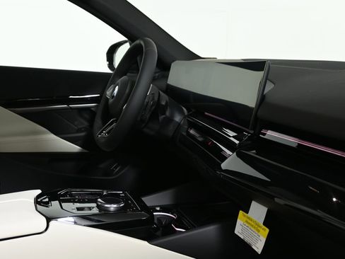 New 2026 BMW 530i xDrive w/ M Sport Package image 32