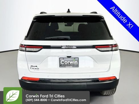 Used 2025 Jeep Grand Cherokee Altitude AWD/4WD image 13