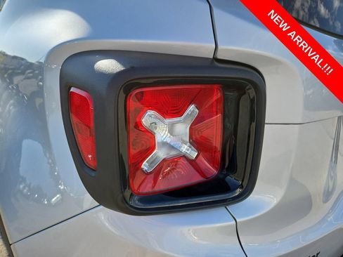 Used 2020 Jeep Renegade Altitude FWD image 31