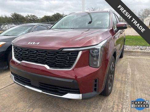 Certified 2025 Kia Sorento S image 2
