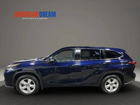 Used 2021 Toyota Highlander LE AWD/4WD image 2