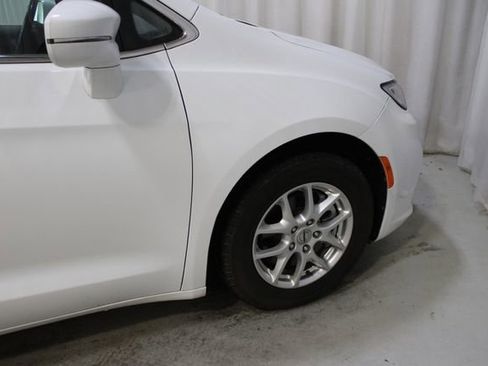 Used 2022 Chrysler Pacifica Touring-L FWD image 37