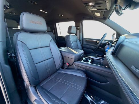 Used 2025 Chevrolet Suburban High Country image 17