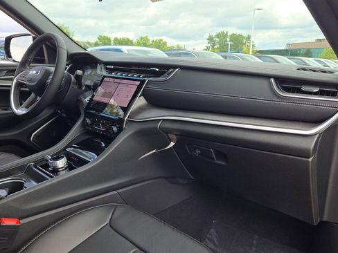 New 2025 Jeep Grand Cherokee Limited w/ Luxury Tech Group II image 8