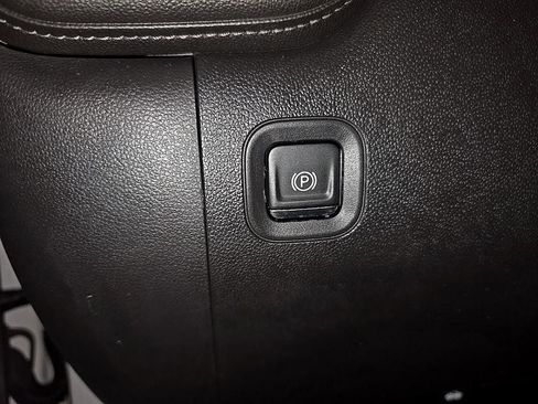 Used 2021 Chevrolet Silverado 1500 LT w/ Z71 Off-Road Package image 13