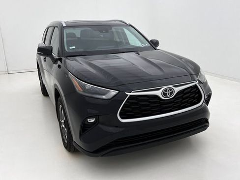 Used 2024 Toyota Highlander XLE image 3