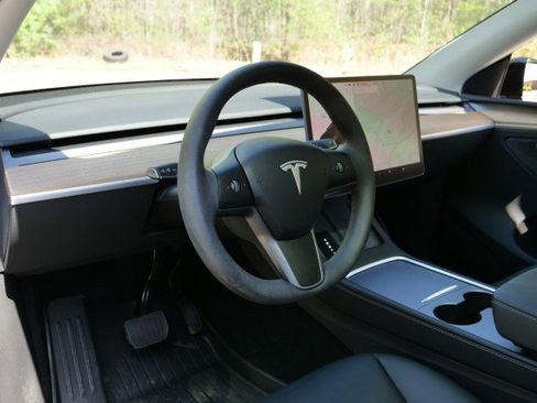 Used 2025 Tesla Model Y Long Range image 2