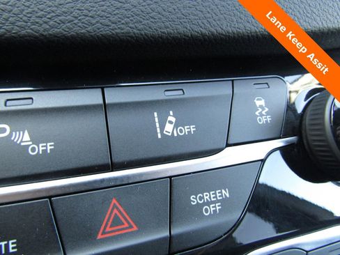 Used 2025 Chrysler Pacifica Select image 18