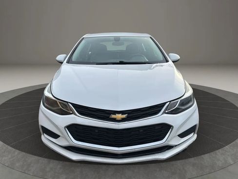 Used 2017 Chevrolet Cruze LT image 2
