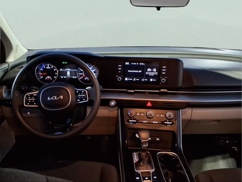 Used 2023 Kia Carnival LX image 12