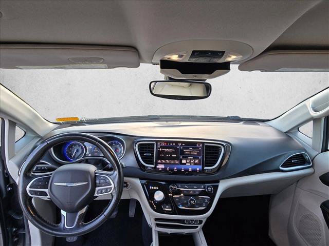 Used 2021 Chrysler Pacifica Touring-L FWD image 19