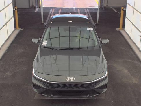 Used 2026 Hyundai Elantra SE w/ Cargo Package FWD image 2