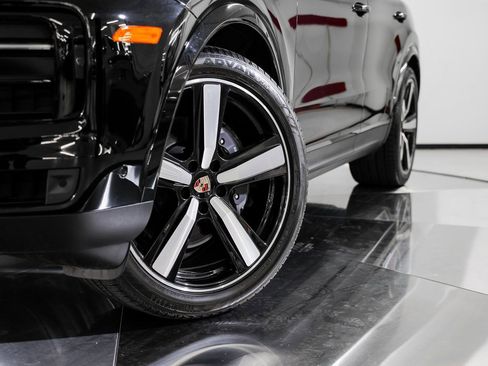 Certified 2025 Porsche Cayenne Coupe image 12
