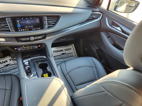 Used 2024 Buick Enclave Premium image 17