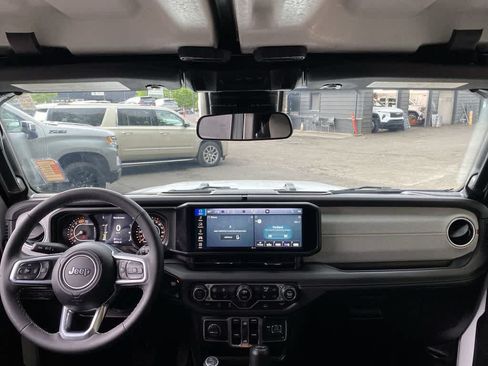 Used 2025 Jeep Wrangler Unlimited Sahara AWD/4WD image 12