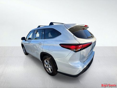 Used 2022 Toyota Highlander LE FWD image 3
