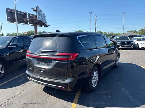 Used 2023 Chrysler Pacifica Touring-L FWD image 8