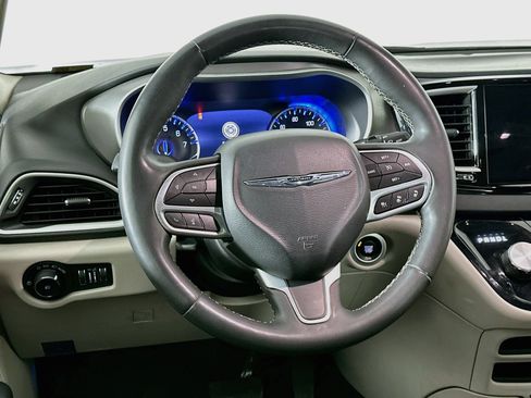 Used 2023 Chrysler Pacifica Touring-L FWD image 18
