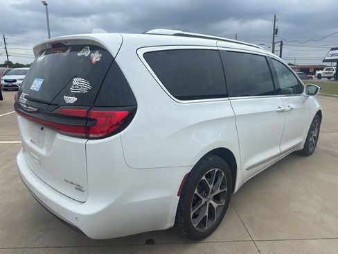 Used 2021 Chrysler Pacifica Limited AWD/4WD image 7
