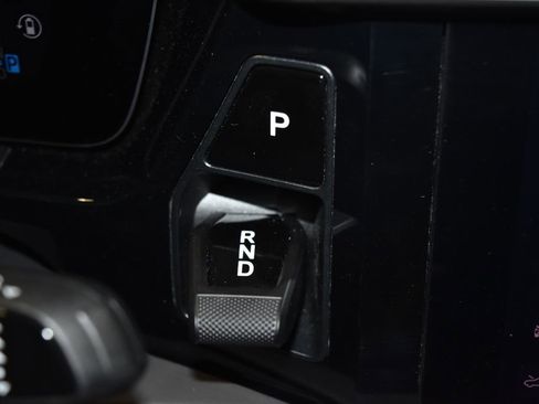 Certified 2025 Porsche Macan Electric image 18