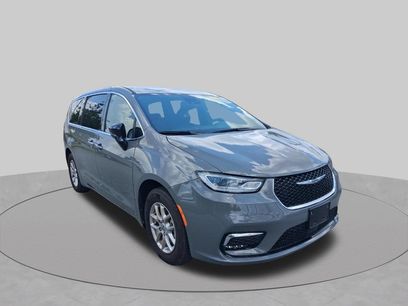 Used 2025 Chrysler Pacifica Select
