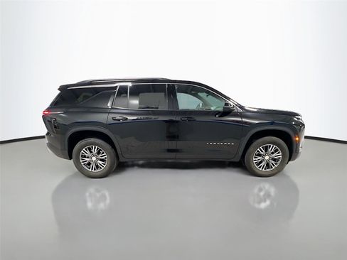 Used 2025 Chevrolet Traverse LT image 8