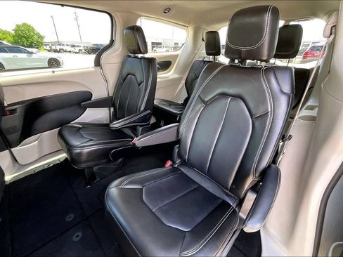 Certified 2024 Chrysler Pacifica Touring-L FWD image 19