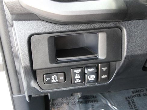 Used 2017 Toyota Tacoma TRD Off-Road image 38