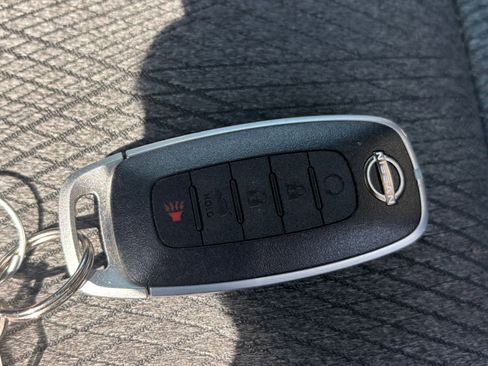 Used 2025 Nissan Rogue SV image 27