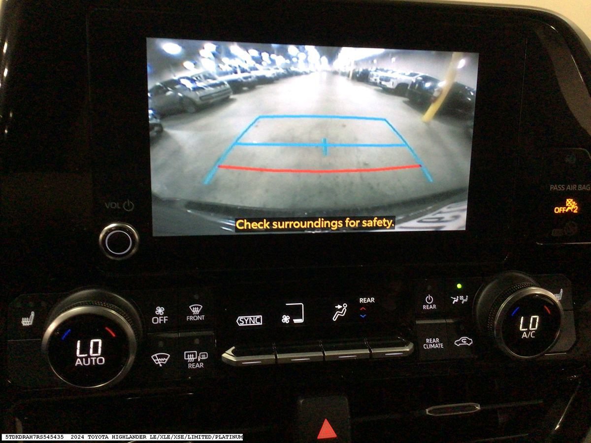 Used 2024 Toyota Highlander XLE FWD image 16