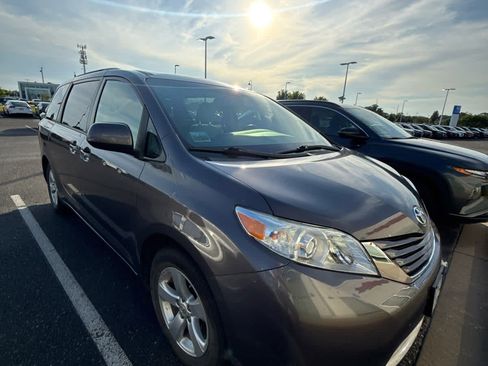 Used 2015 Toyota Sienna LE FWD image 6