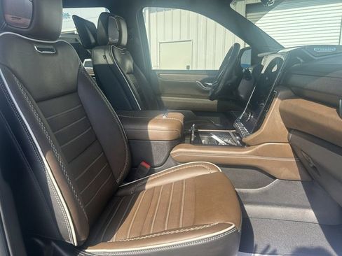Used 2025 GMC Yukon XL Denali Ultimate AWD/4WD image 15