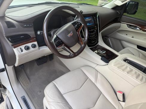 Used 2015 Cadillac Escalade Luxury AWD/4WD image 10