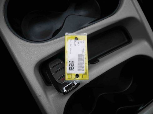 Used 2020 Chrysler Voyager LX image 27