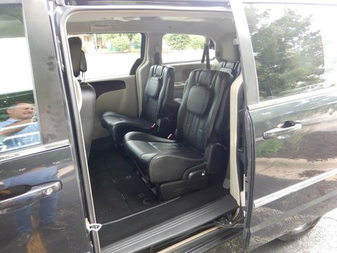 Used 2014 Chrysler Town & Country Touring FWD image 14