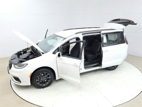 Used 2021 Chrysler Pacifica Touring w/ S Appearance Package image 22