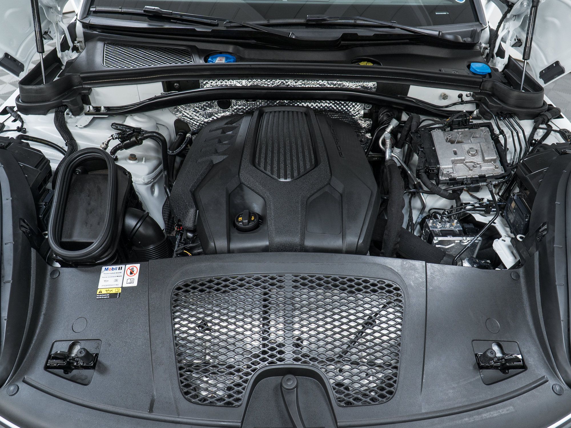 Certified 2023 Porsche Macan AWD/4WD image 12