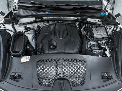Certified 2023 Porsche Macan image 12