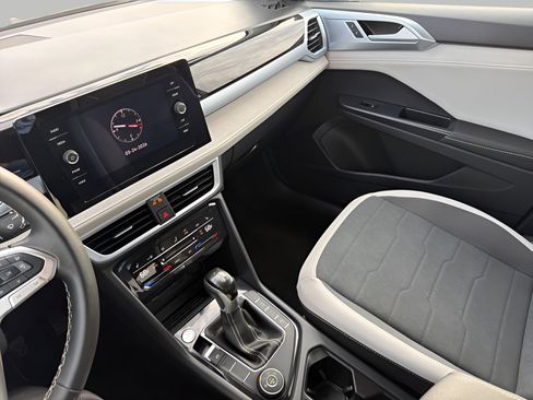 Used 2025 Volkswagen Taos SE image 17