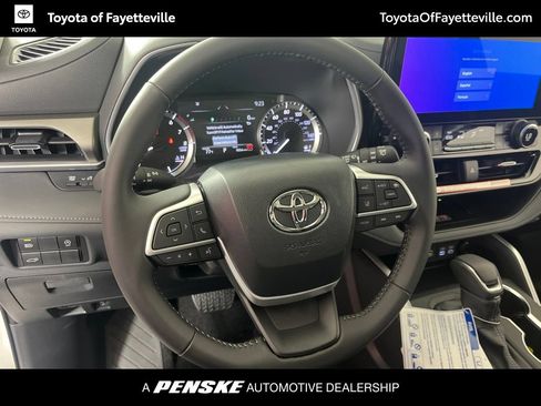 Used 2026 Toyota Highlander XLE AWD/4WD image 31