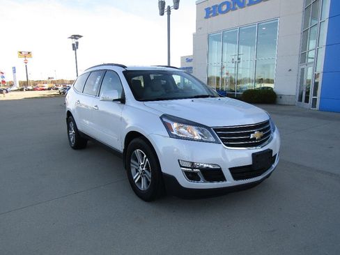 Used 2016 Chevrolet Traverse LT image 3