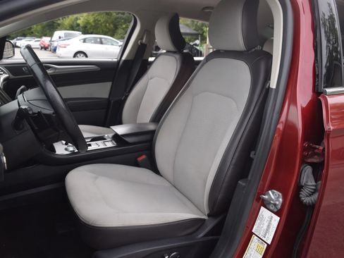 Used 2019 Ford Fusion SE w/ Equipment Group 151A FWD image 5