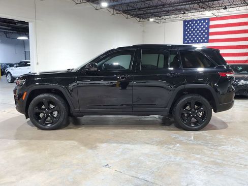 Used 2023 Jeep Grand Cherokee Limited w/ Luxury Tech Group II image 13