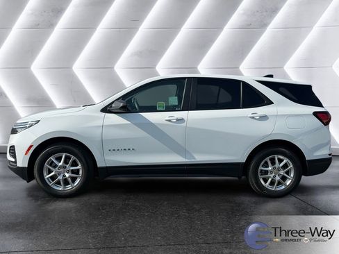 Certified 2022 Chevrolet Equinox LS w/ LS Convenience Package image 2