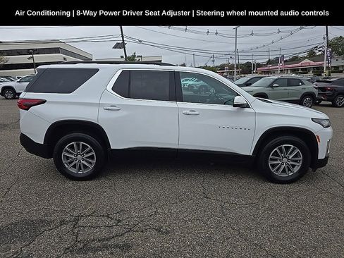 Used 2023 Chevrolet Traverse LT image 2